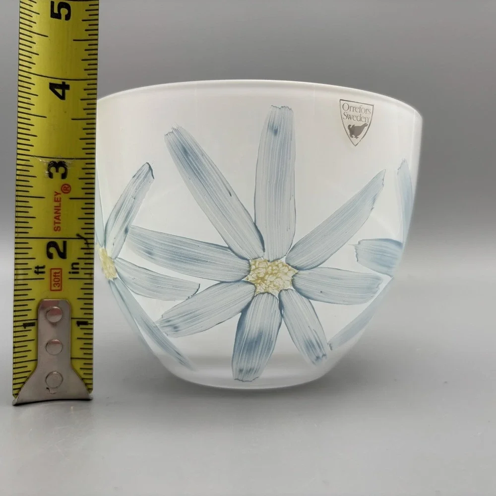 Orrefors Hand Painted‎ Daisies White Glass Round Deep Bowl  Signed 5